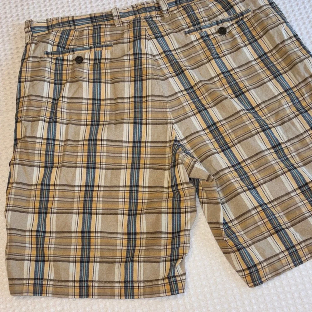 Chaps Men’s Size 36 Tan & Blue Plaid Cotton Shorts Flat Front